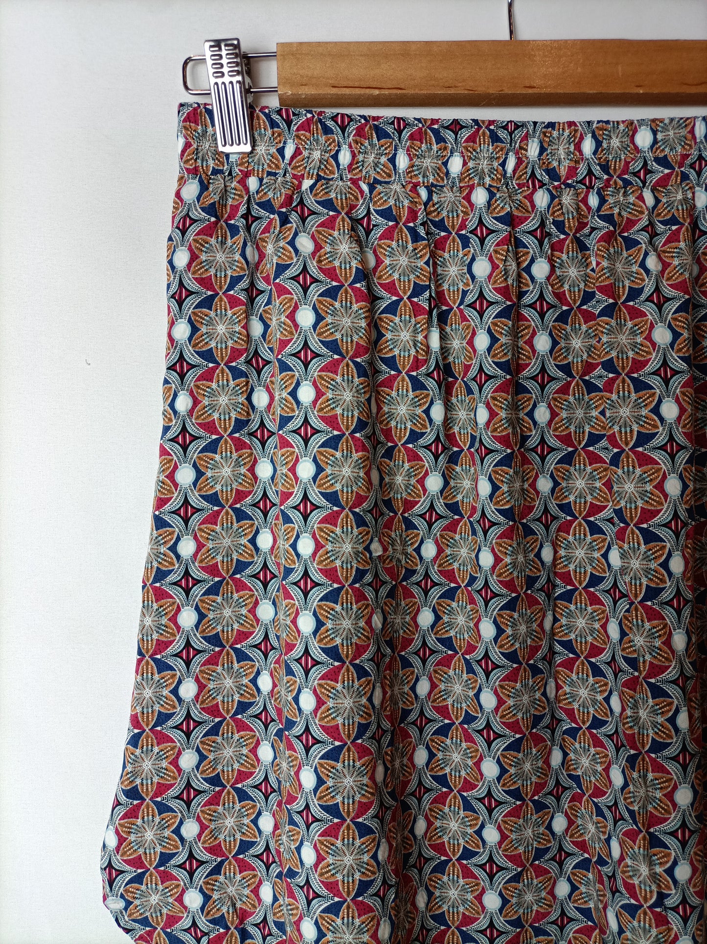 OTRAS. Falda corta estampada. T L (S/M)