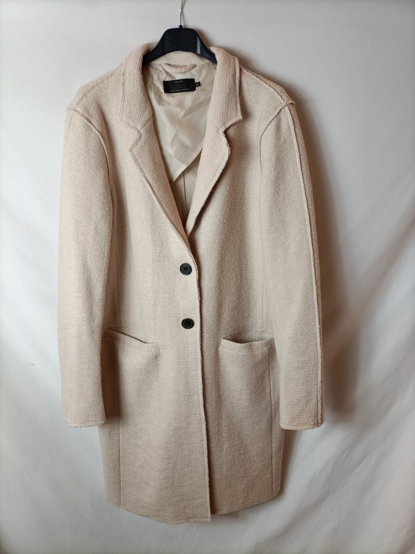 ONLY. Abrigo fino textura beige. T. L