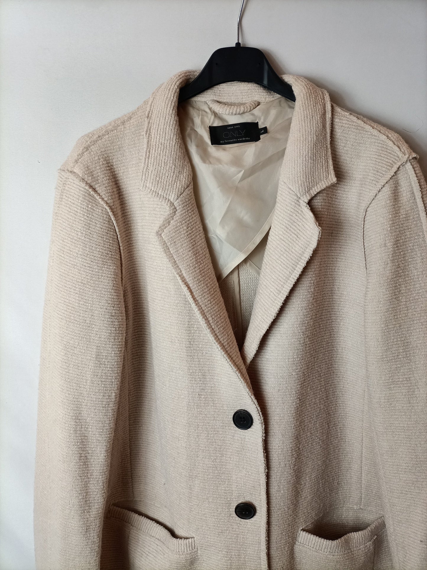 ONLY. Abrigo fino textura beige. T. L