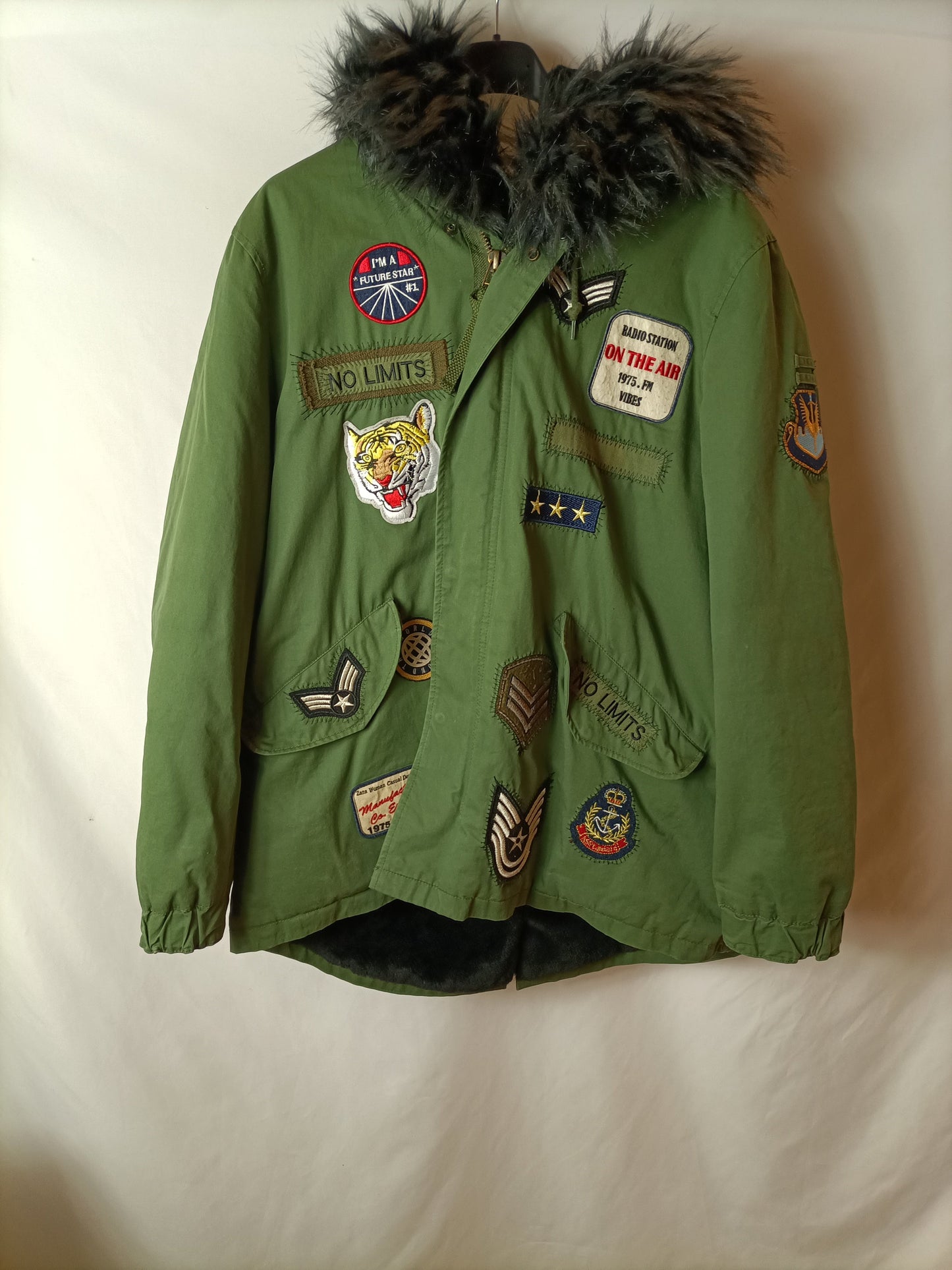 ZARA. Green quilted parka with patches. TL