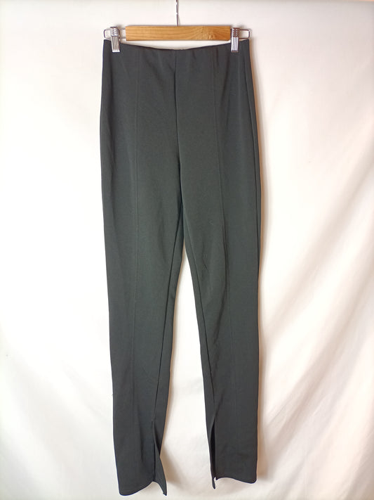 STRADIVARIUS. Pantalón negro apertura. T M