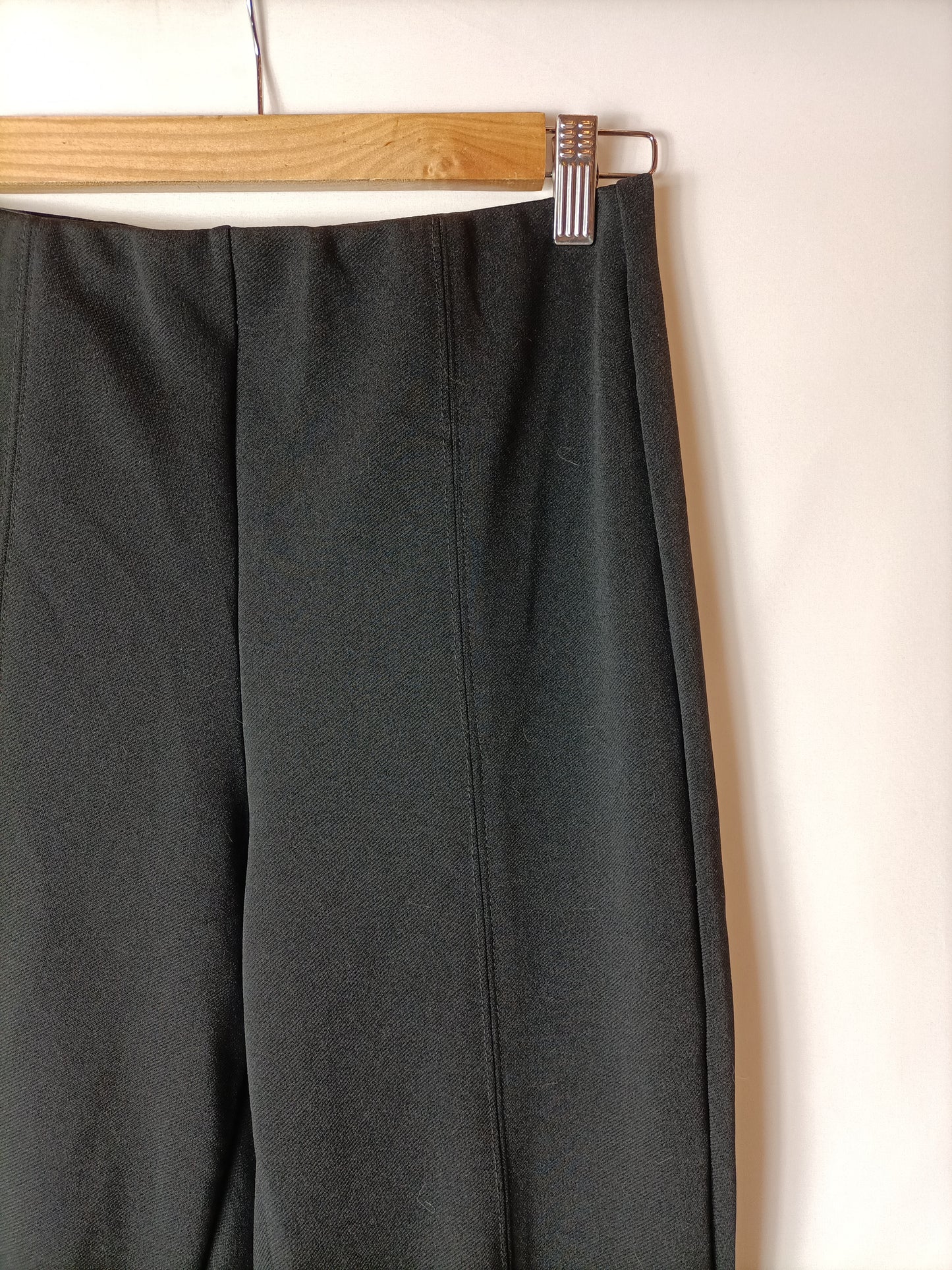 STRADIVARIUS. Pantalón negro apertura. T M
