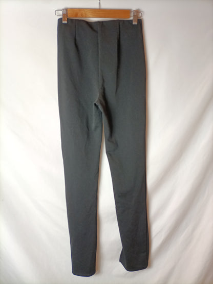 STRADIVARIUS. Pantalón negro apertura. T M
