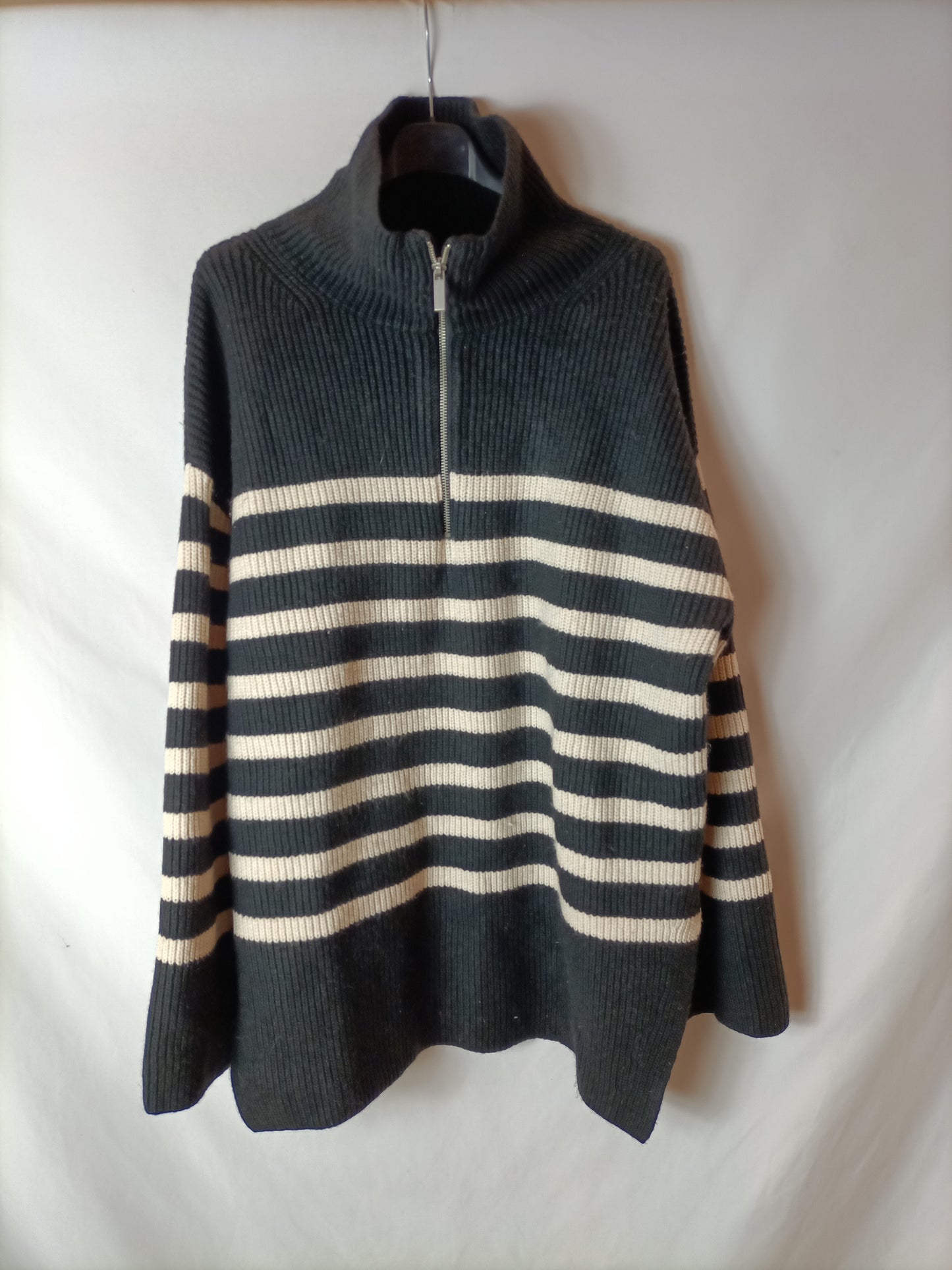 H&M. Jersey punto oversized rayas blancas y negras. T M