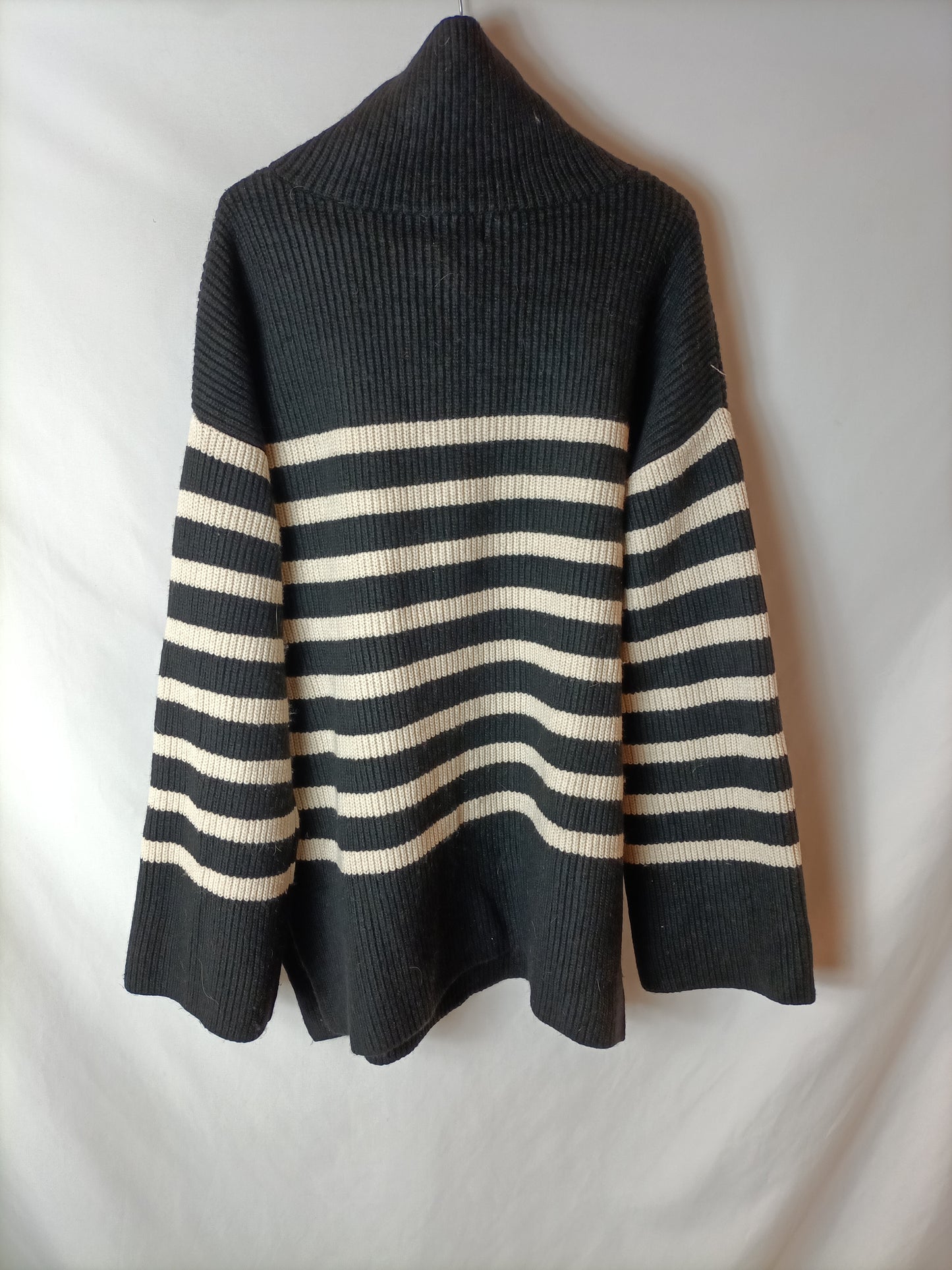 H&M. Jersey punto oversized rayas blancas y negras. T M