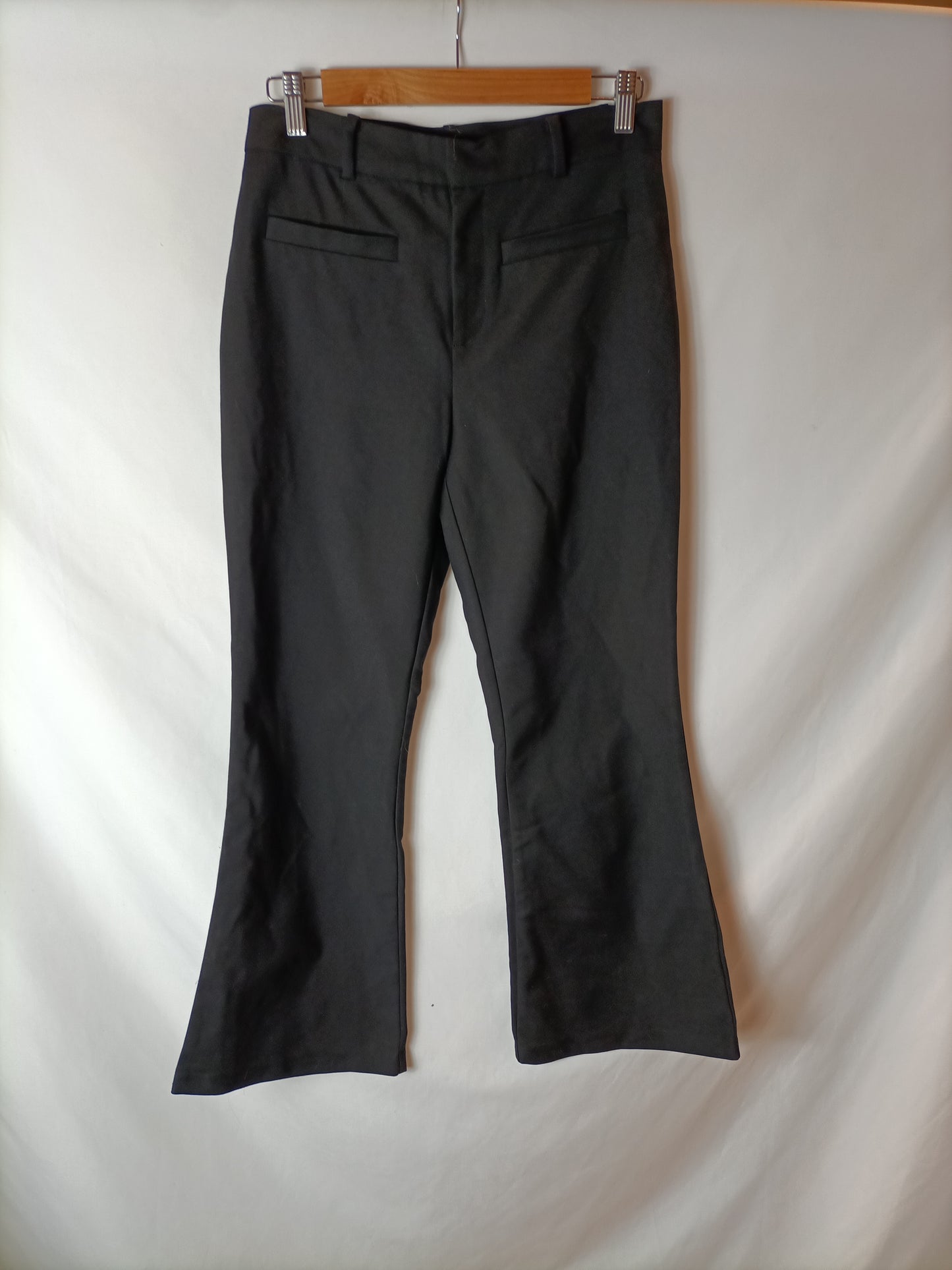 STRADIVARIUS. Pantalón negro acampanado. T 38