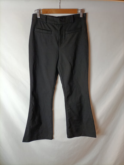 STRADIVARIUS. Pantalón negro acampanado. T 38