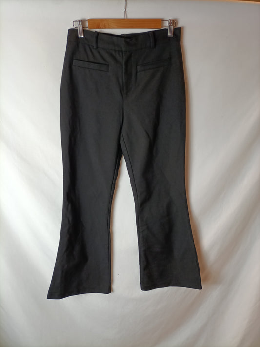STRADIVARIUS. Pantalón negro acampanado. T 38