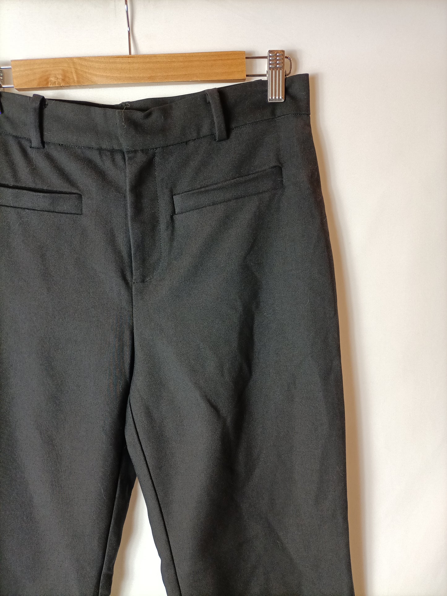 STRADIVARIUS. Pantalón negro acampanado. T 38