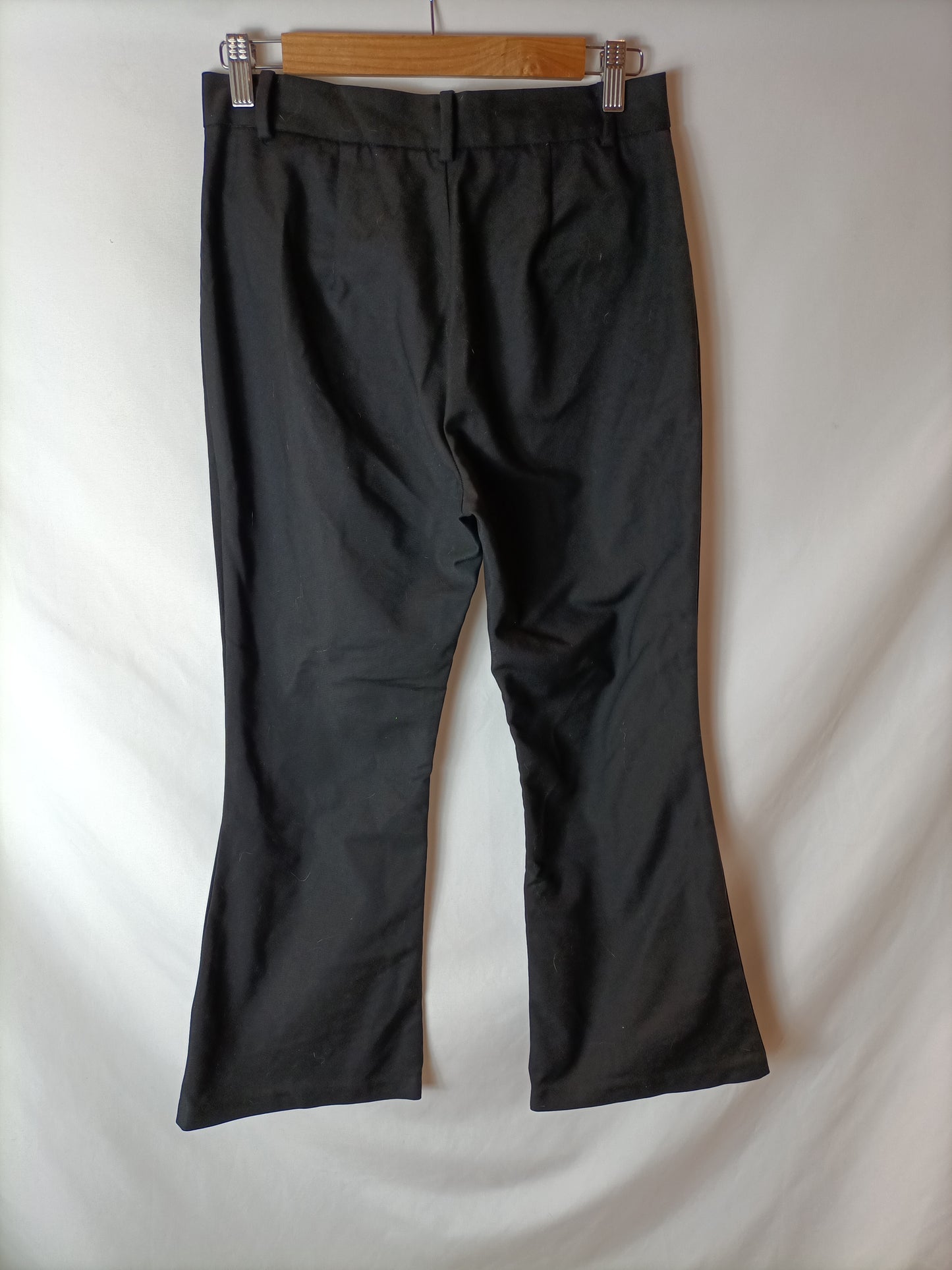 STRADIVARIUS. Pantalón negro acampanado. T 38