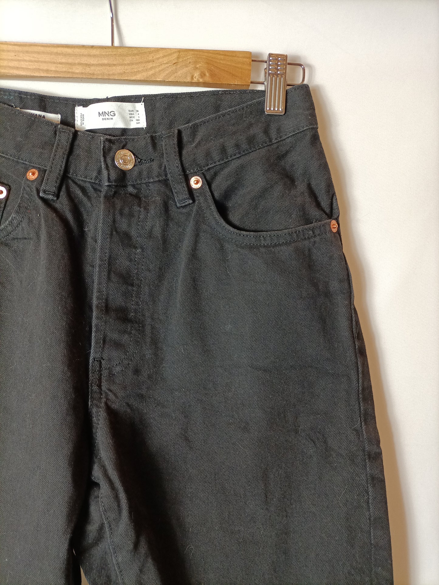 MANGO. Denim estilo Mom Fit. T.36