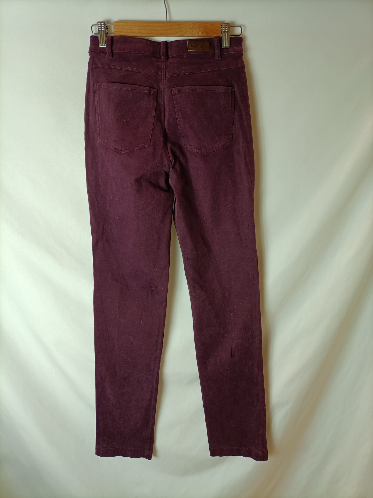 LLOYD'S. Pantalón burdeos T.38