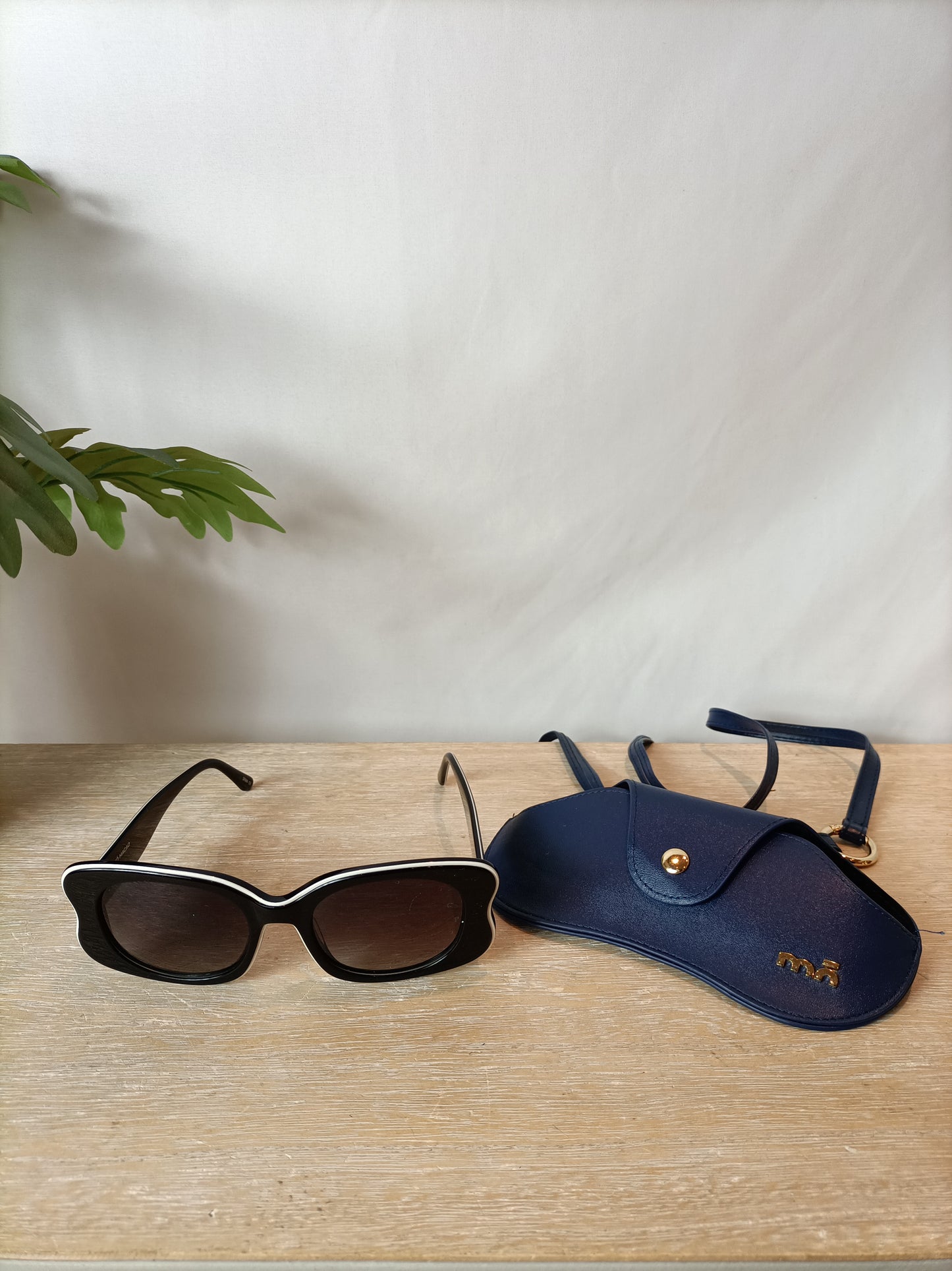 MO. Gafas de sol negro y blanco