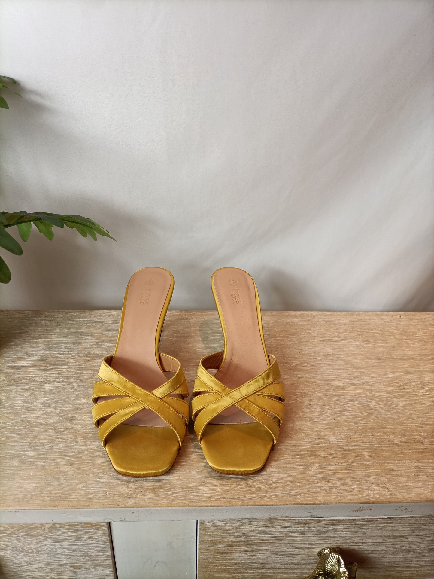 HOSS INTROPIA. Yellow sandal size 40