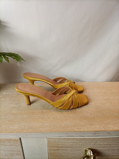 HOSS INTROPIA. Yellow sandal size 40
