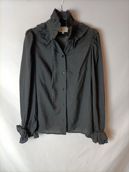 PALOMA LAJUD. Blusa textura con volante en cuello y mangas. T S