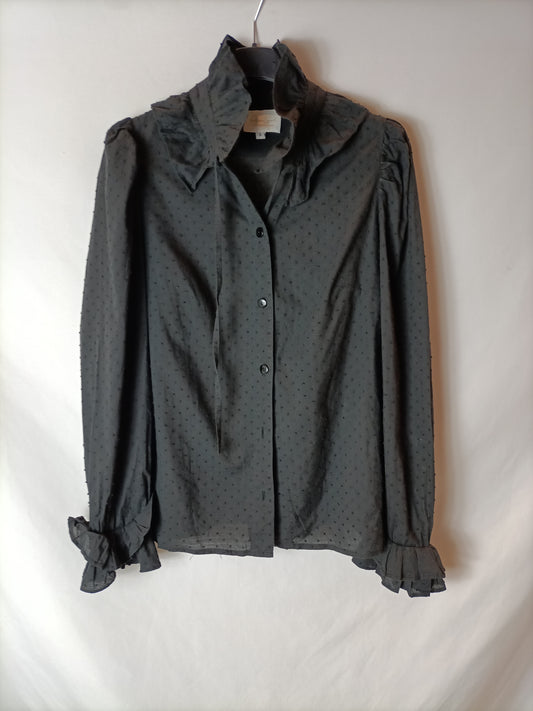 PALOMA LAJUD. Blusa textura con volante en cuello y mangas. T S