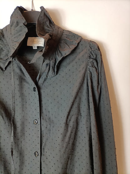 PALOMA LAJUD. Blusa textura con volante en cuello y mangas. T S