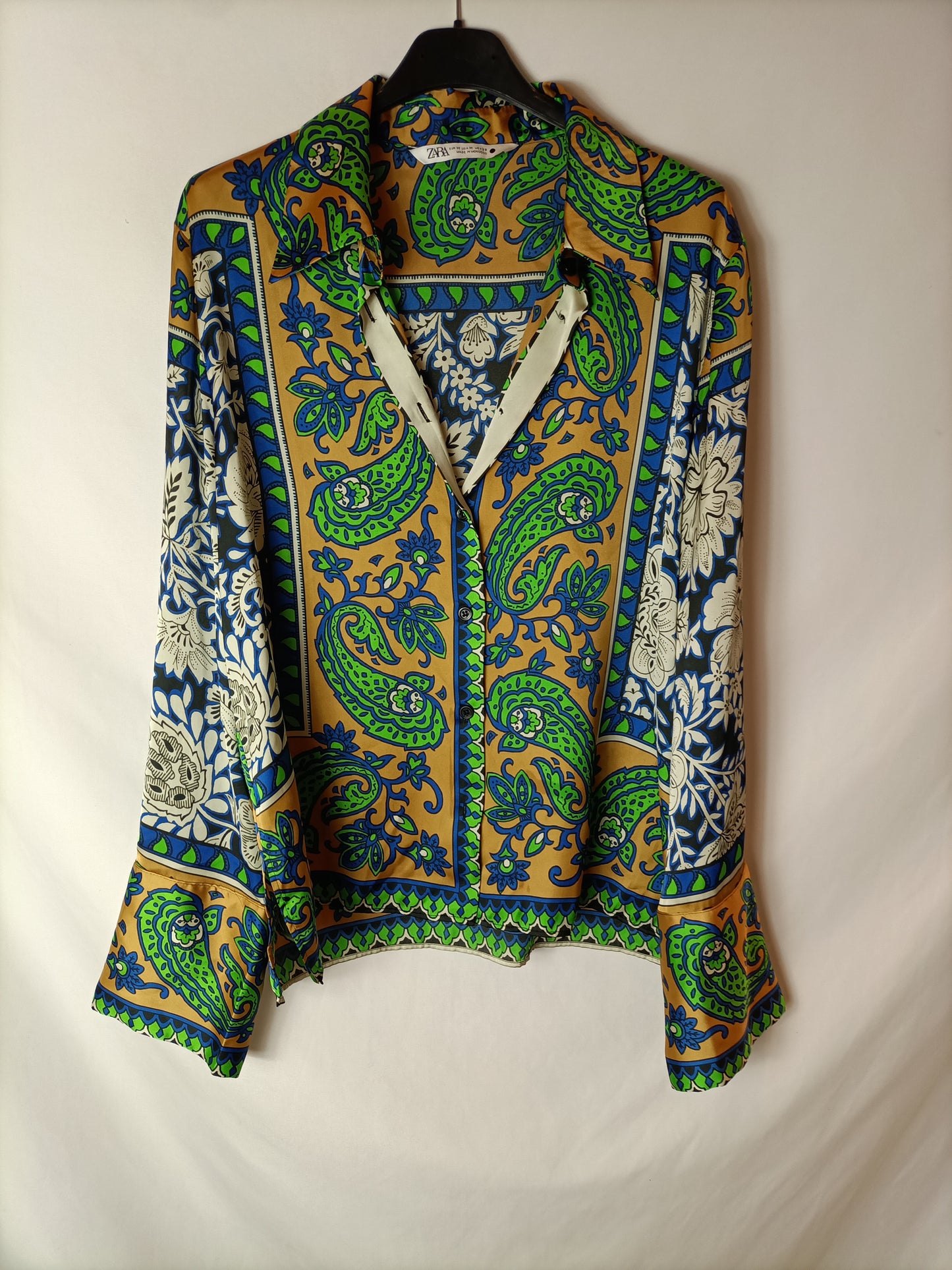 ZARA. Blusa fluida estampada T. M