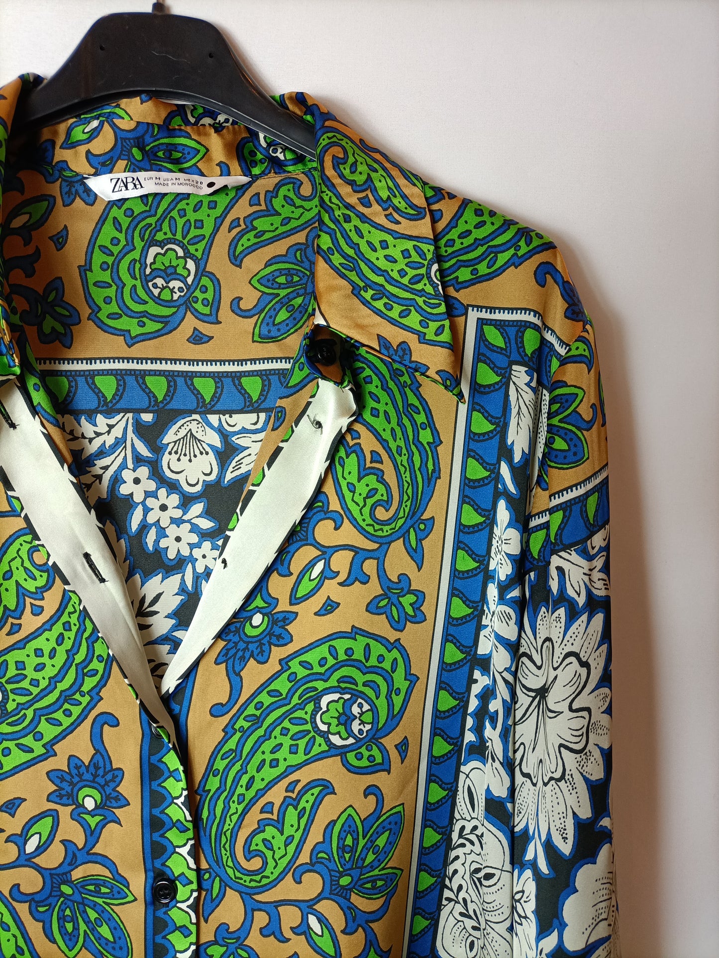 ZARA. Blusa fluida estampada T. M