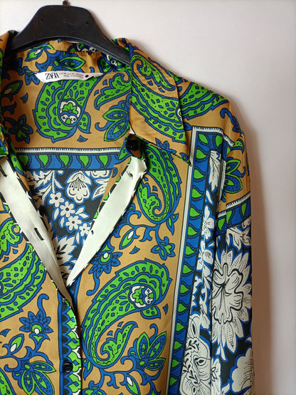 ZARA. Blusa fluida estampada T. M