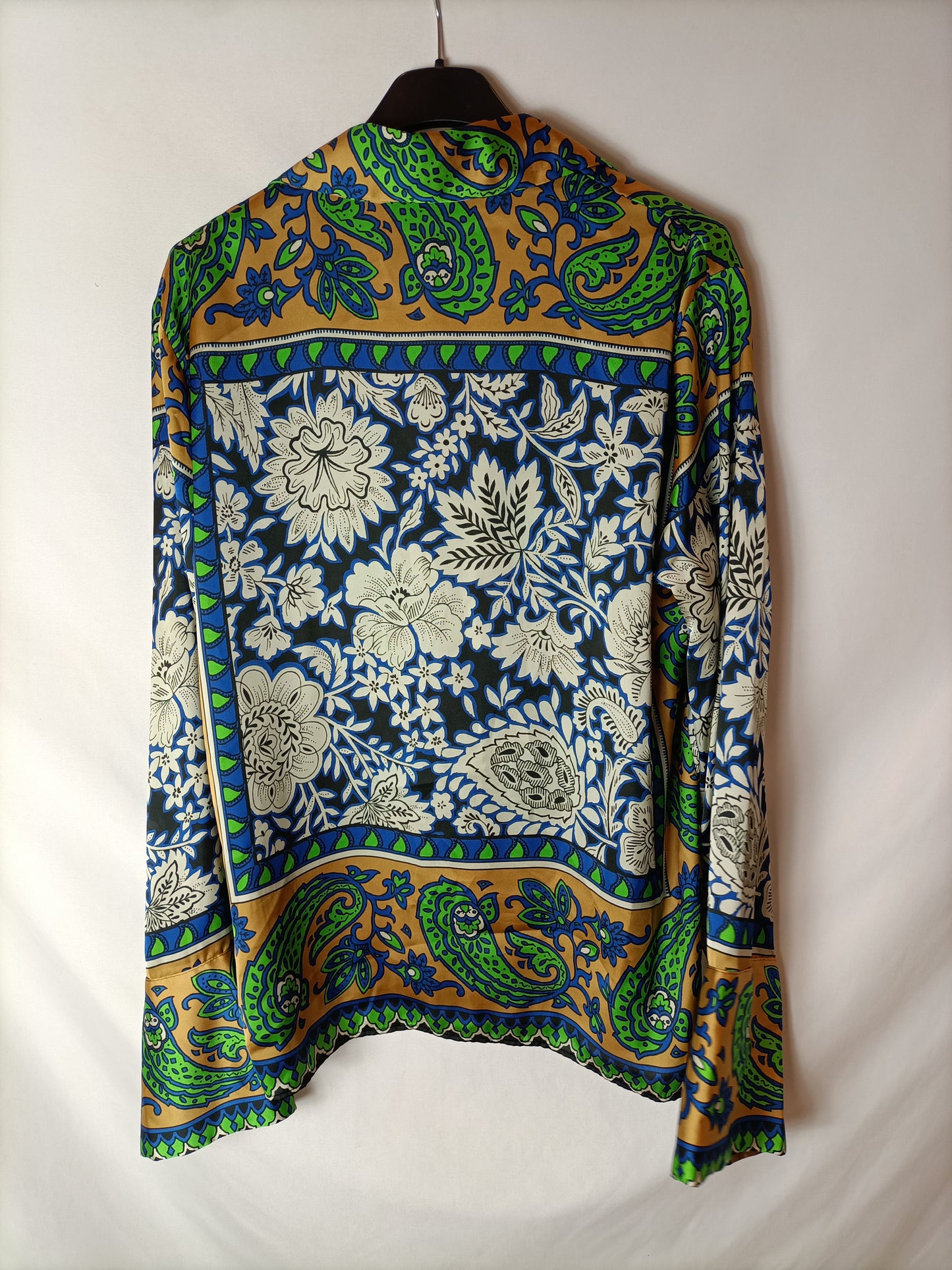 ZARA. Blusa fluida estampada T. M