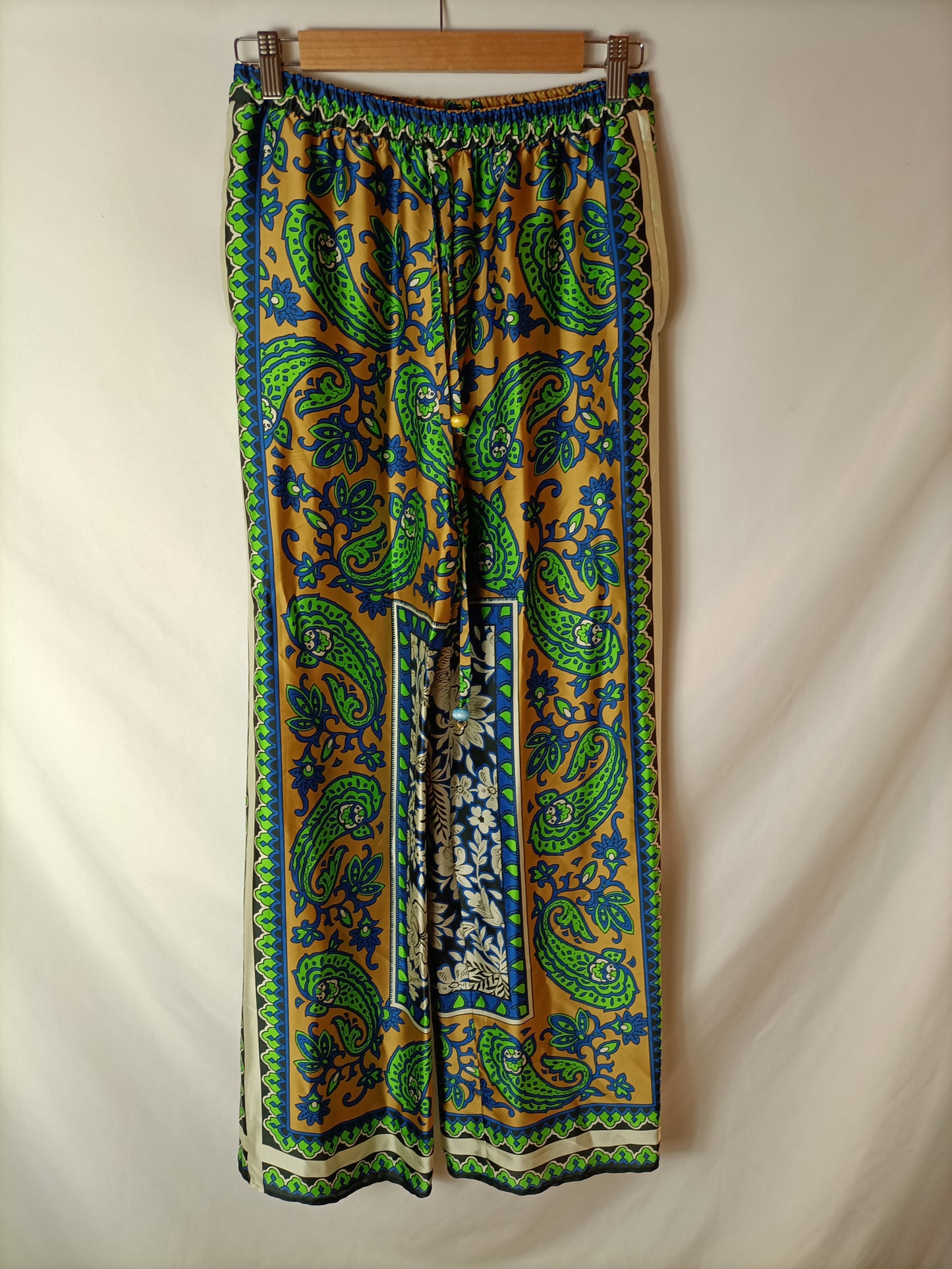 ZARA. Pantalones fluidos estampados T. S