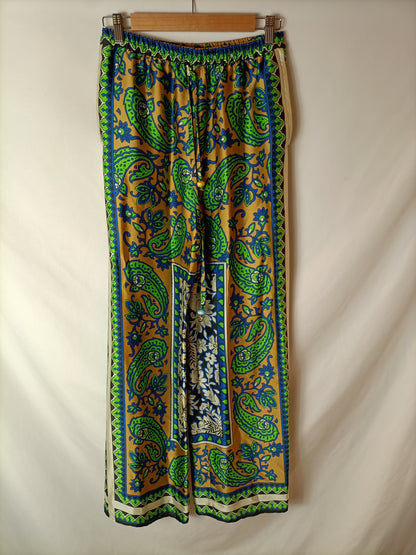 ZARA. Pantalones fluidos estampados T. S