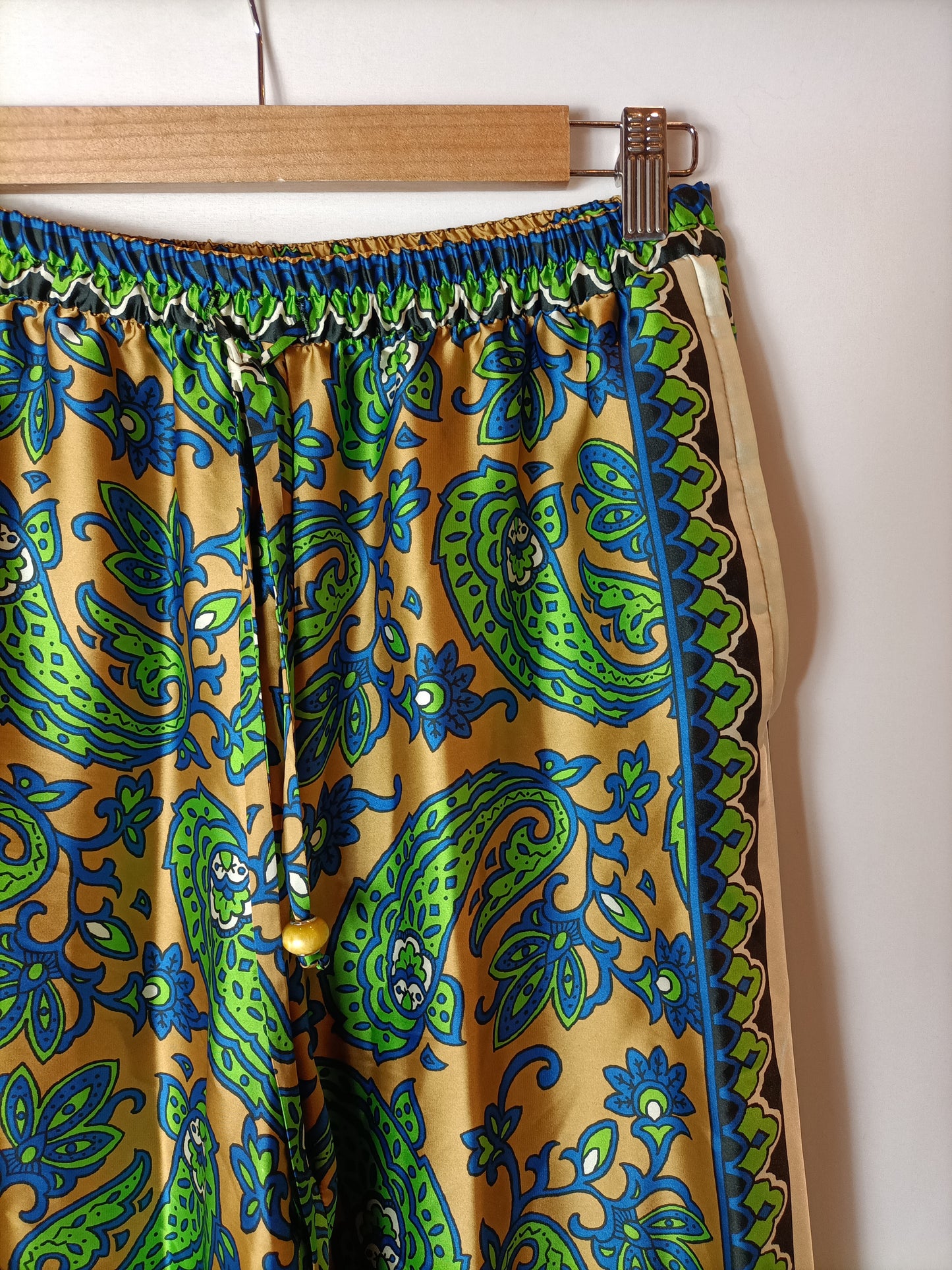 ZARA. Pantalones fluidos estampados T. S