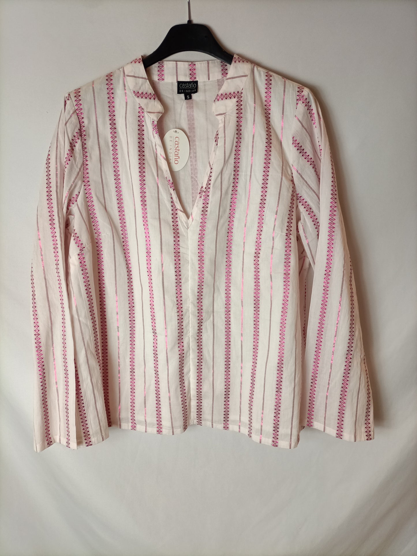 HORSE CHESTNUT. White blouse with Ts threads