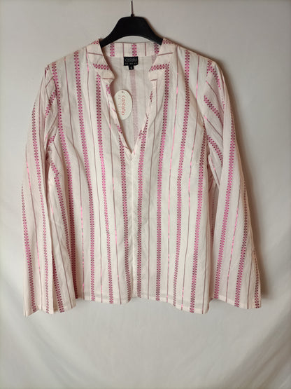 HORSE CHESTNUT. White blouse with Ts threads