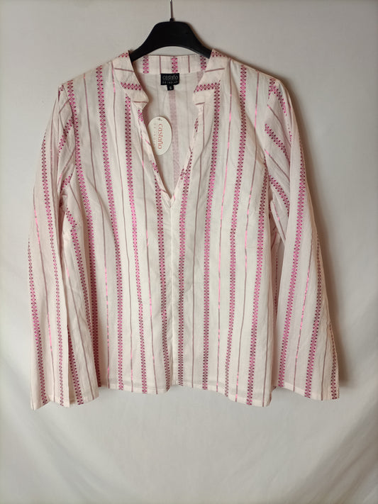 HORSE CHESTNUT. White blouse with Ts threads