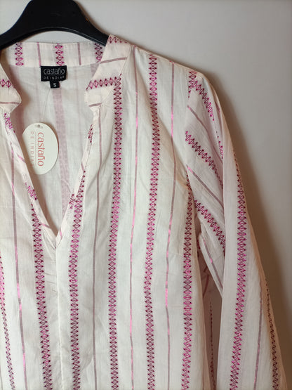 HORSE CHESTNUT. White blouse with Ts threads