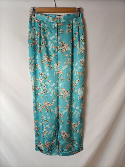 PARAKALO. Pantalón azul flores T.s