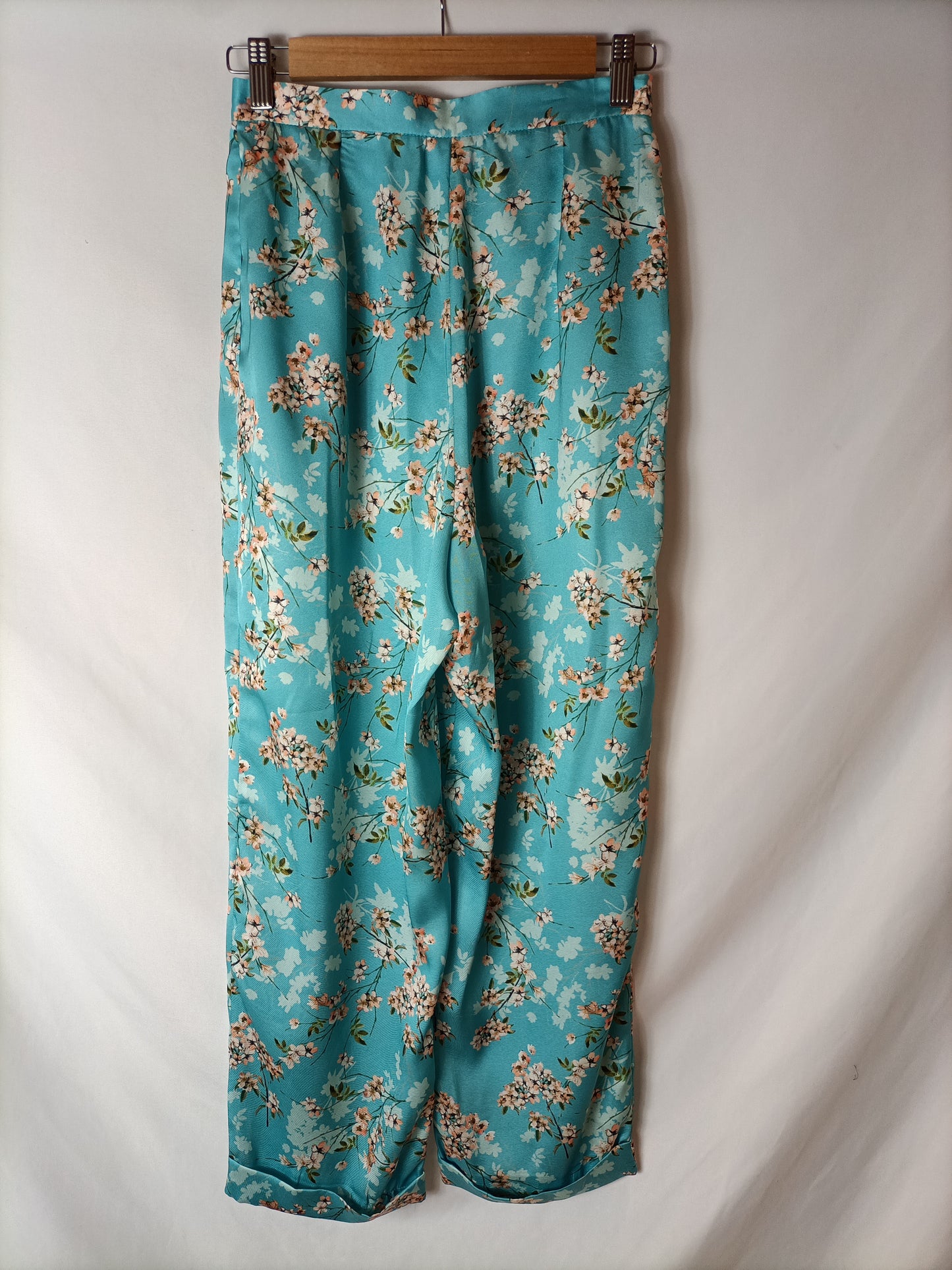 PARAKALO. Pantalón azul flores T.s