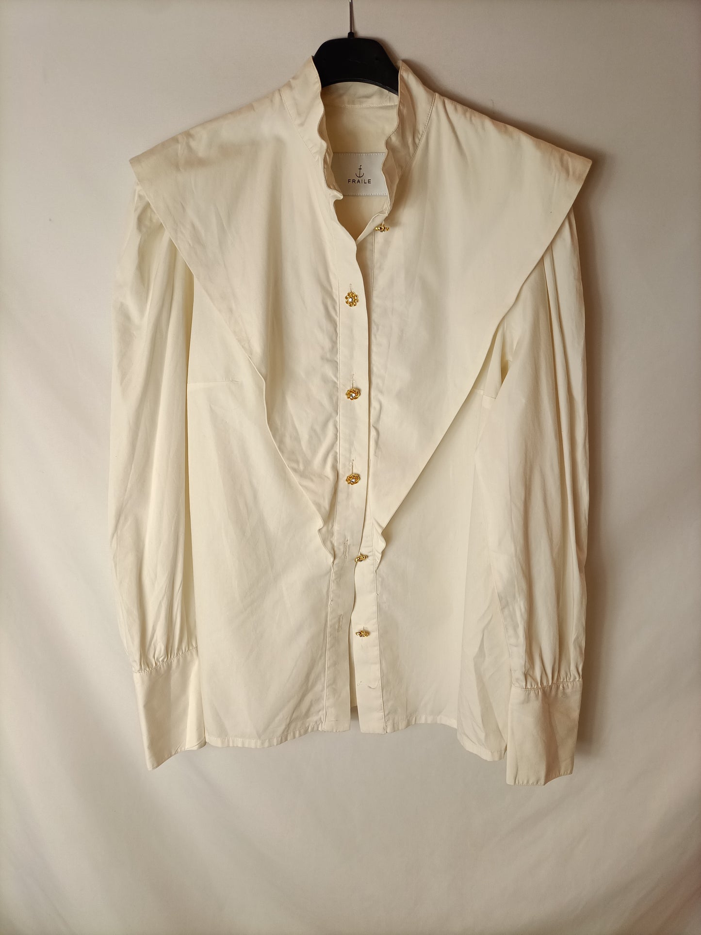 FRAILE. Camisa beige botones joya T.m