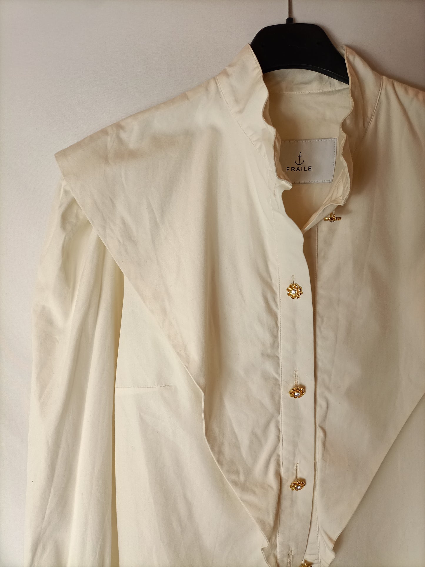 FRAILE. Camisa beige botones joya T.m