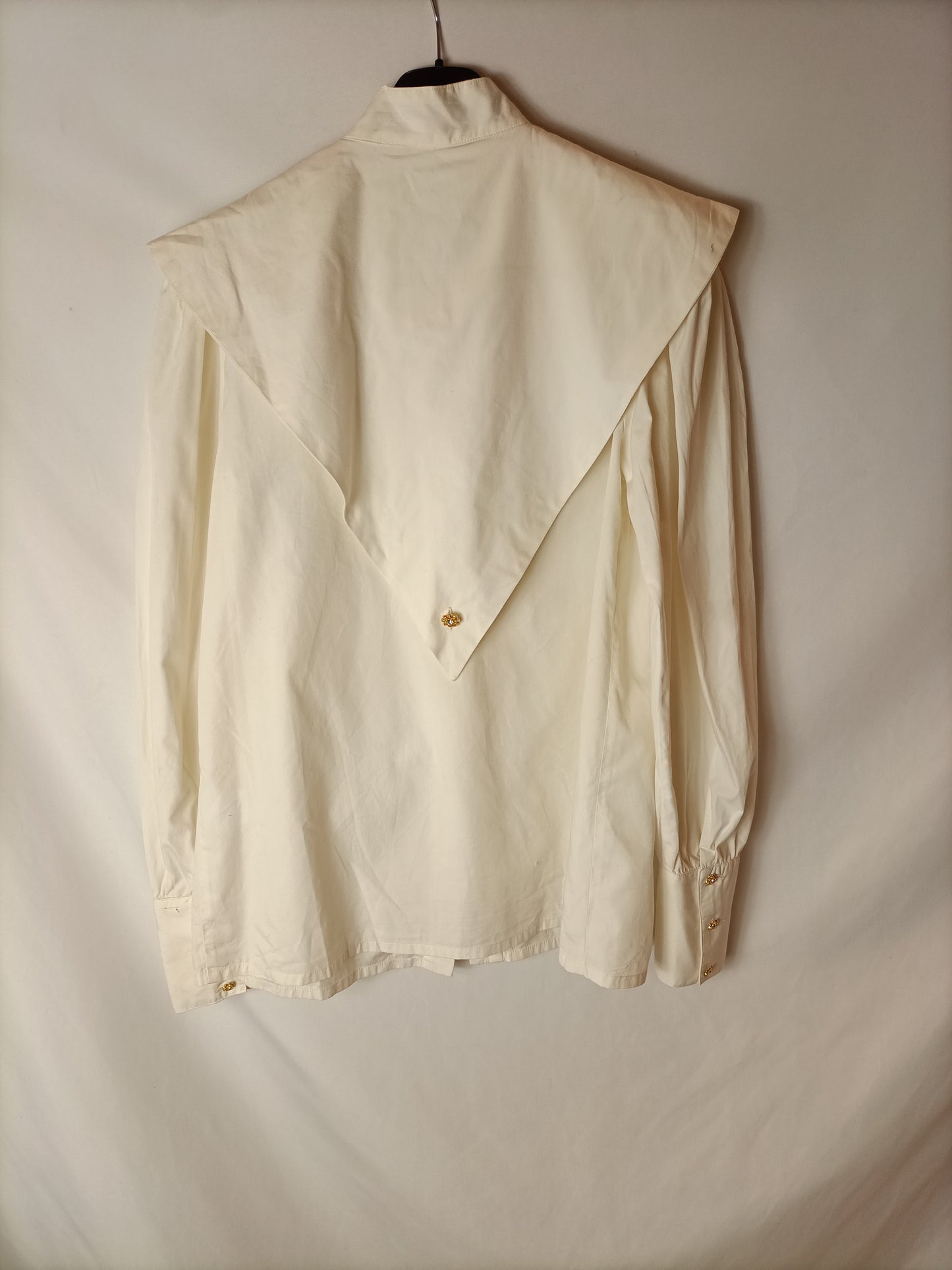 FRAILE. Camisa beige botones joya T.m