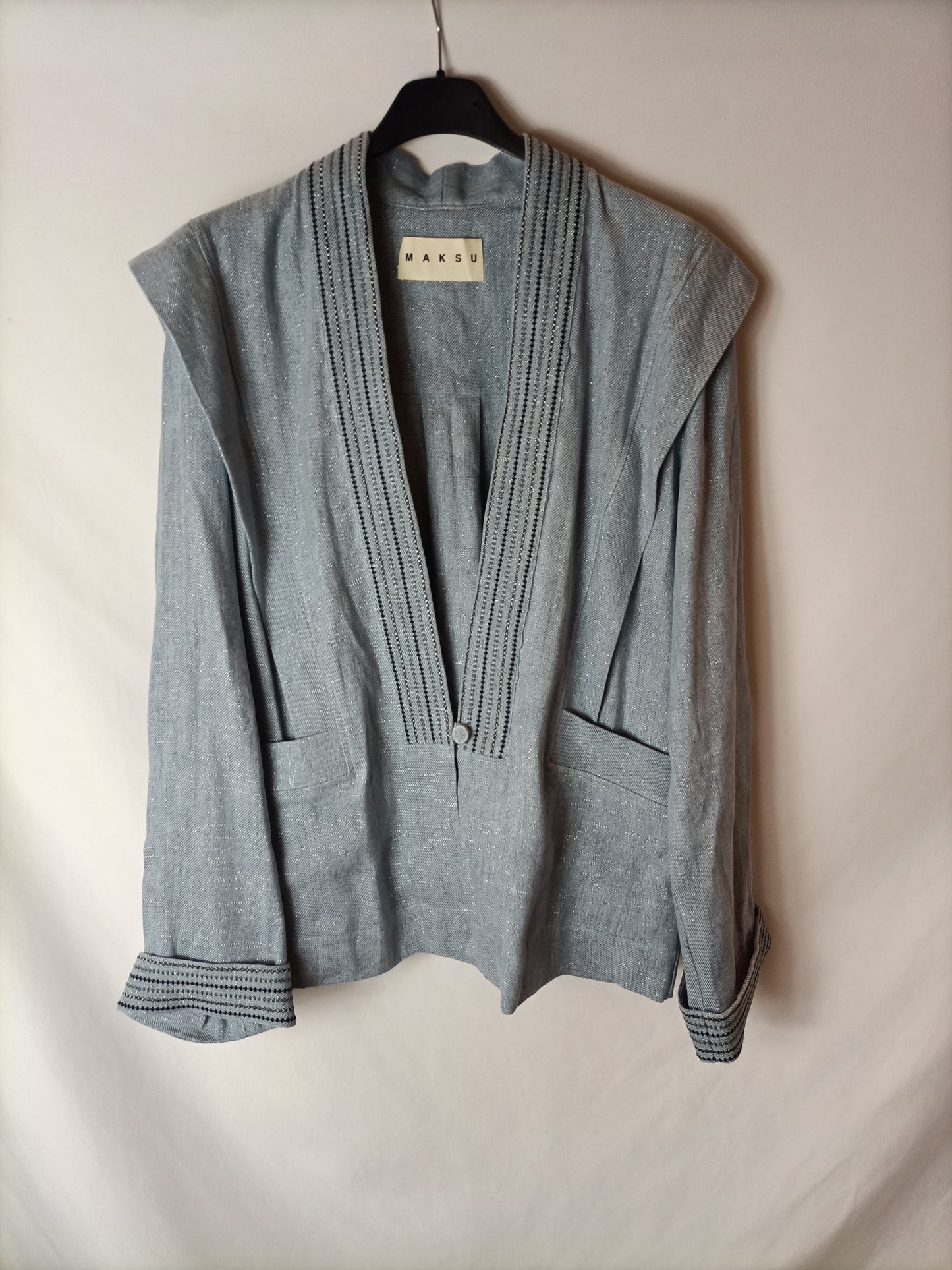 MAKSU. Total look azul hilos T.s