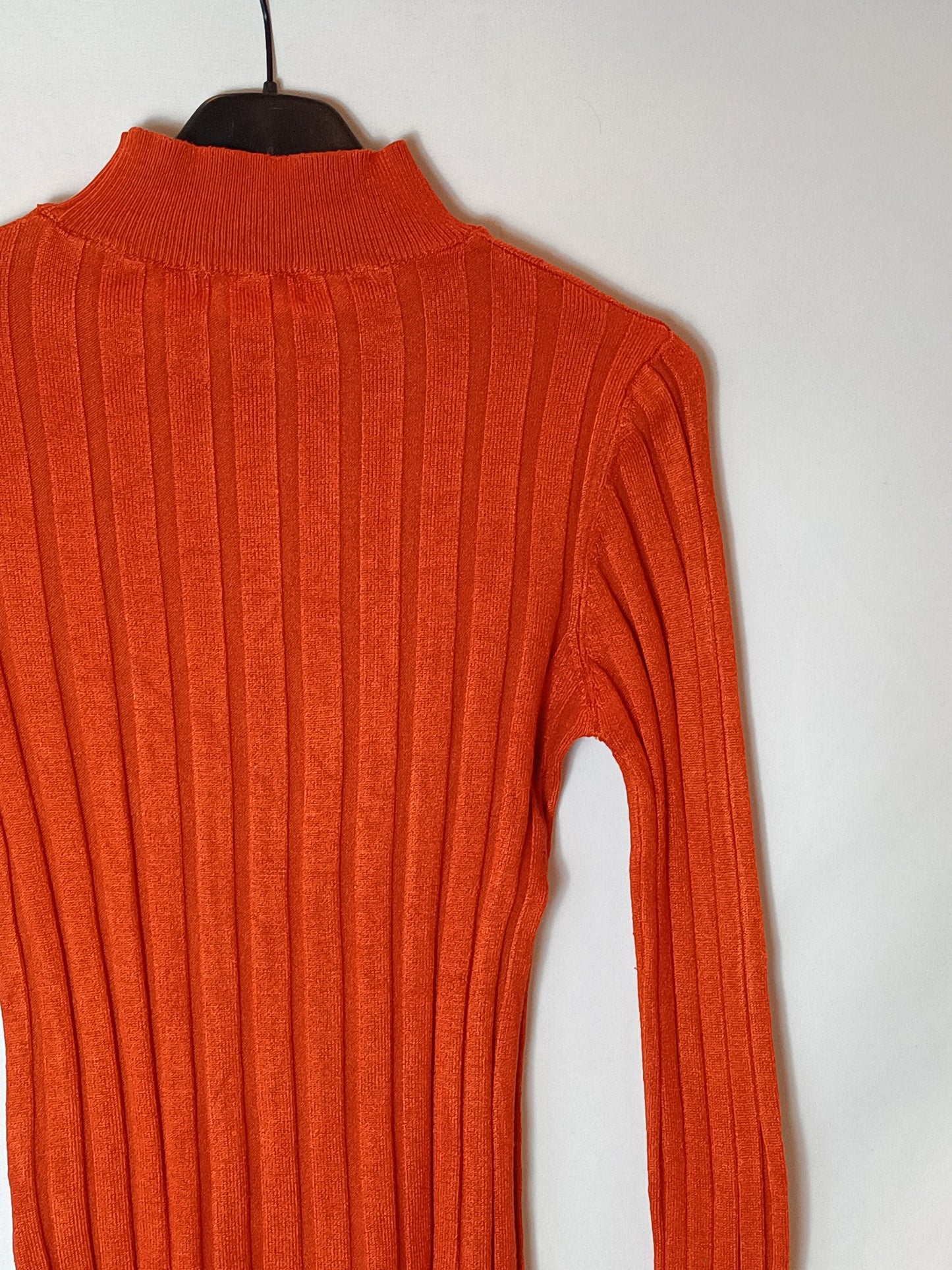 STRAVIDARIUS. Top canalé naranjas T.s