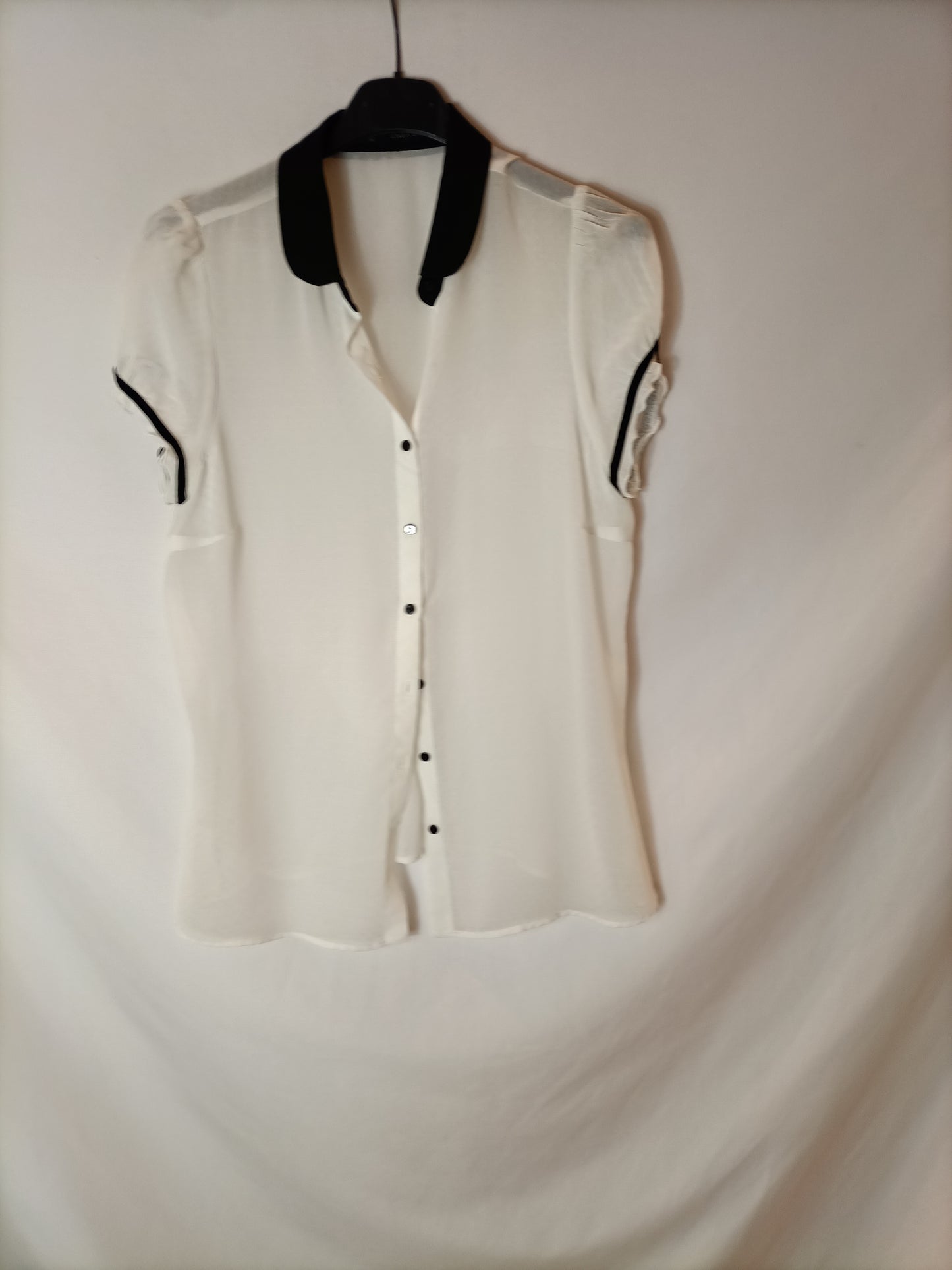 ZARA. Blusa blanca cuello T.s