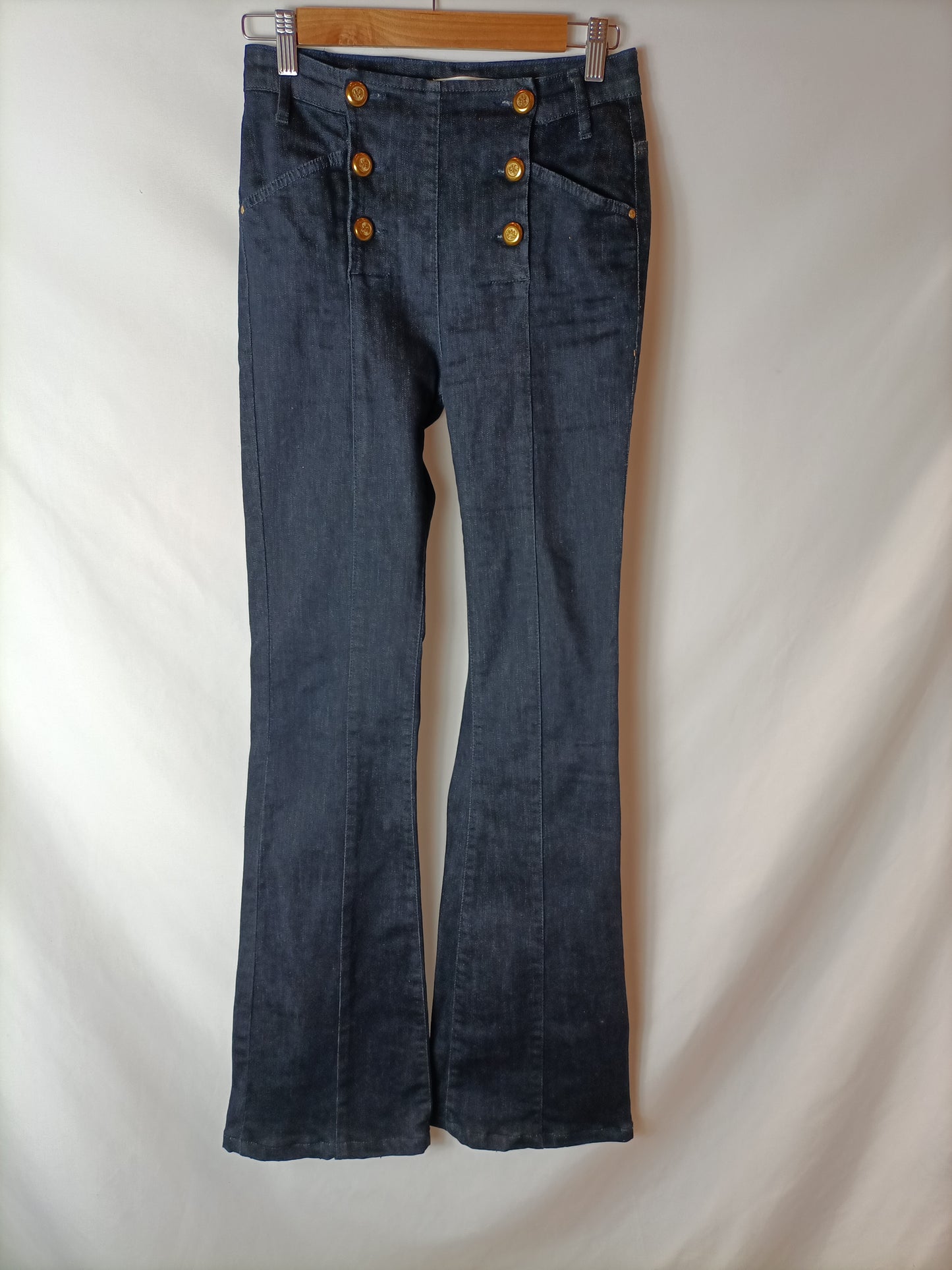 KOCCA JEANS. Pantalón denim botones T.32