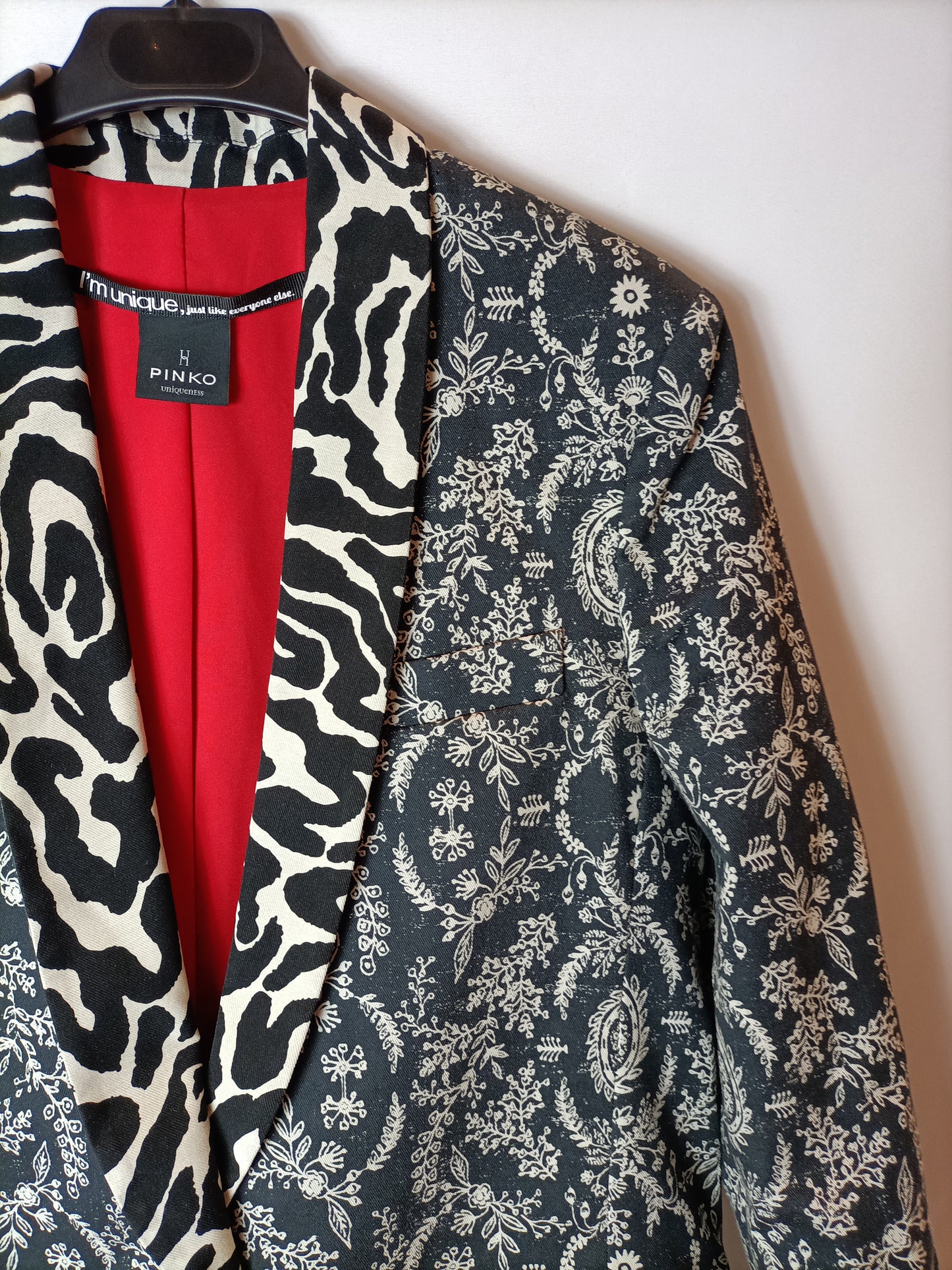 PINKO. blazer estampada T.36