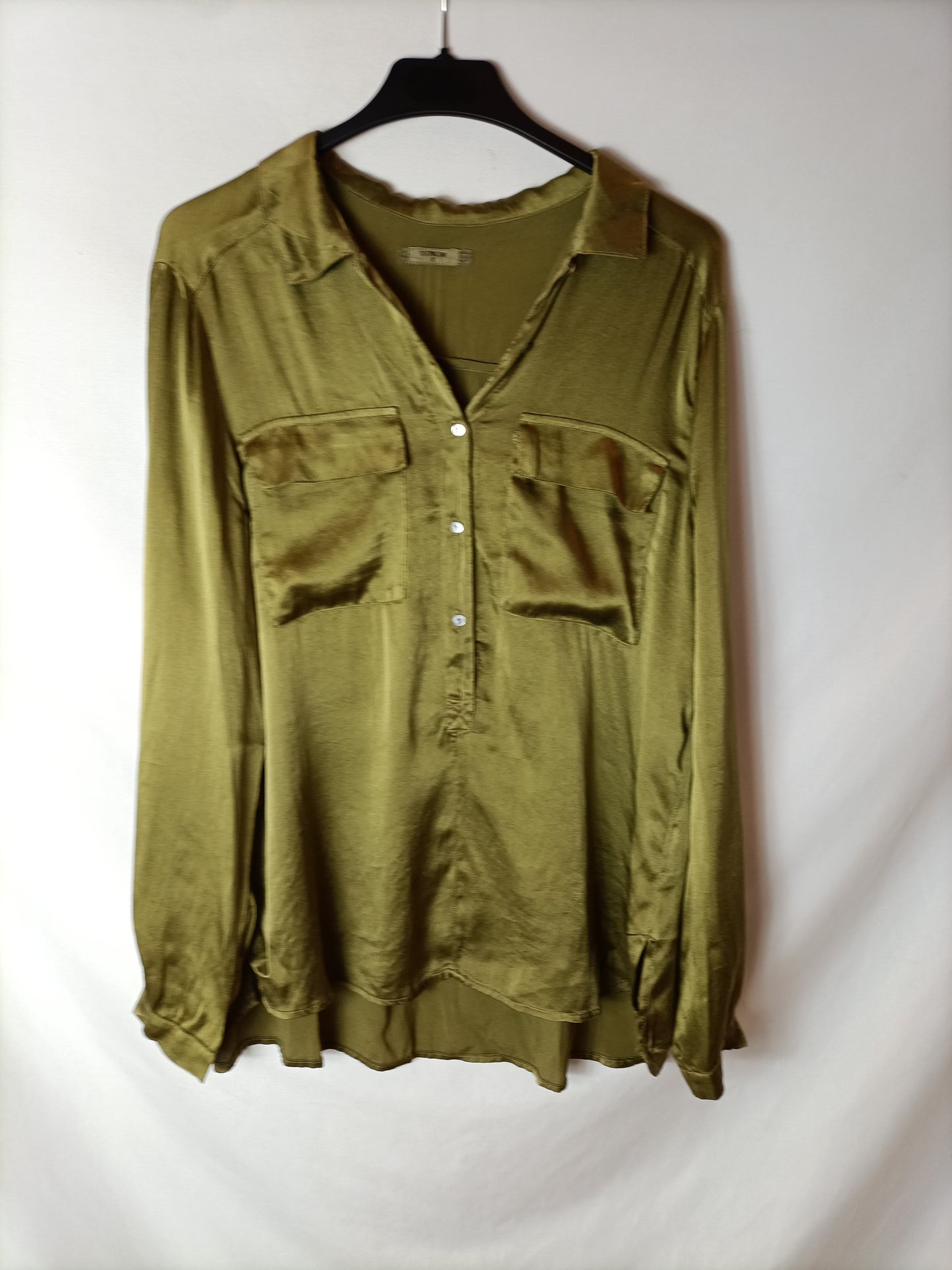 SYSTEMACTIO. Blusa verde satinada T.s