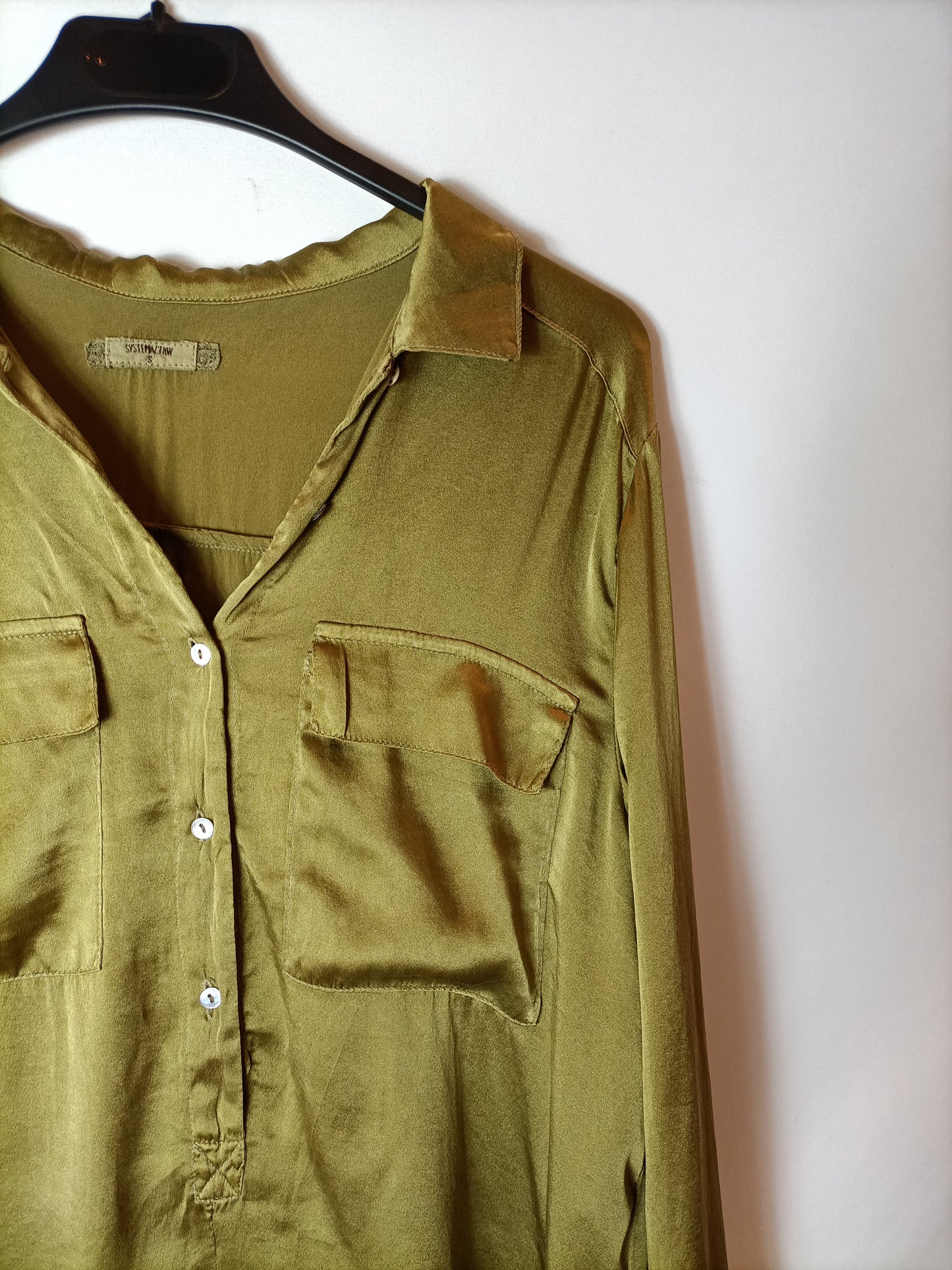 SYSTEMACTIO. Blusa verde satinada T.s