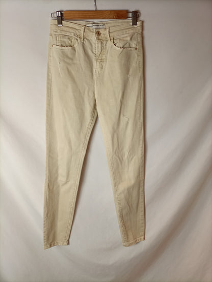 STRADIVARIUS. Pantalón denim beige T.38