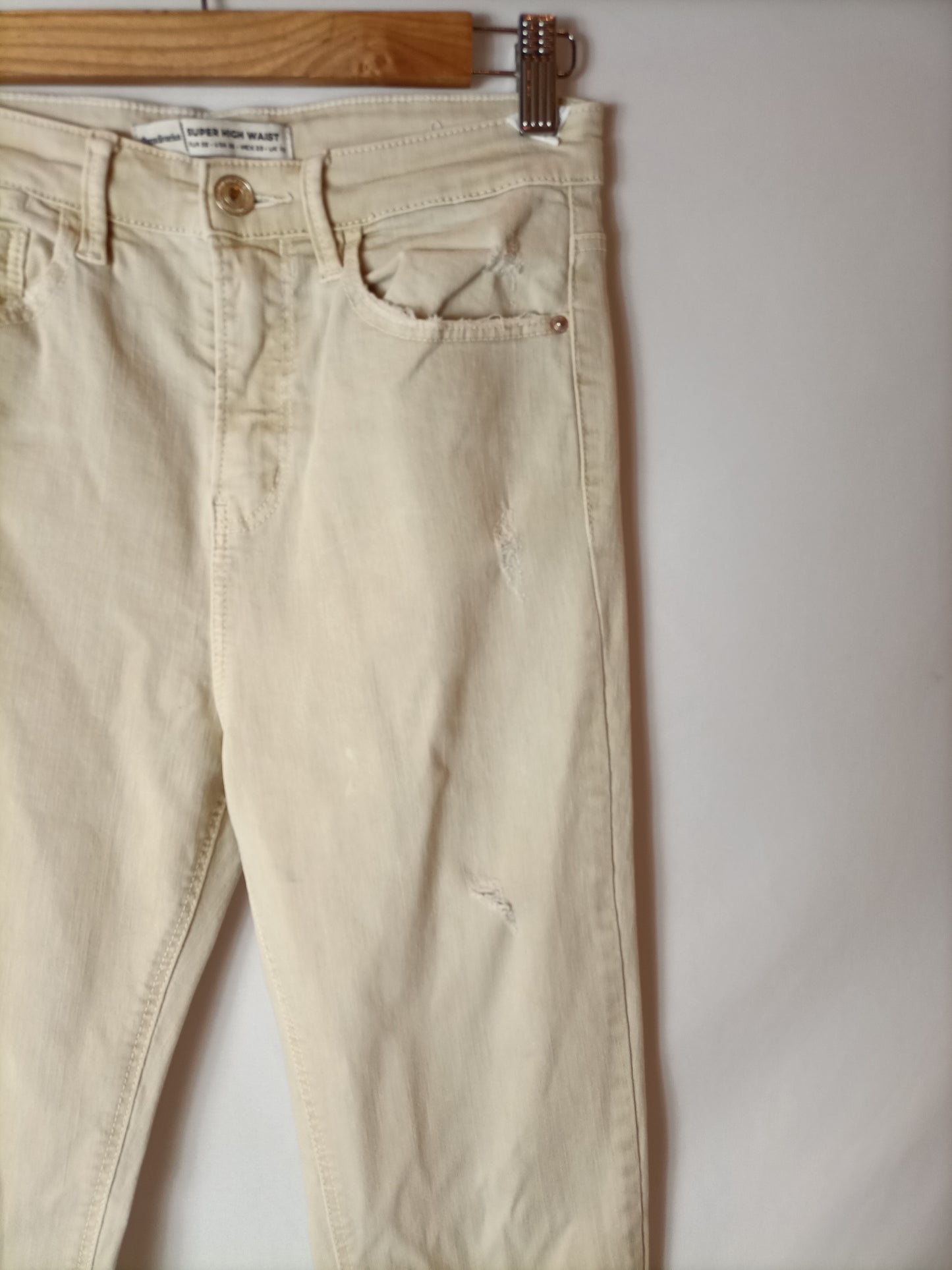 STRADIVARIUS. Pantalón denim beige T.38