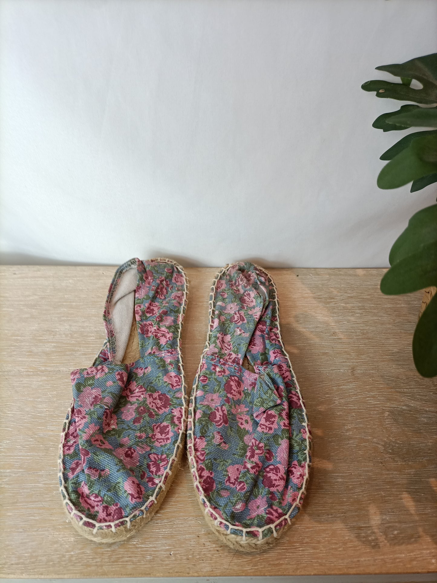 OTRAS. Alpargatas flores T.39