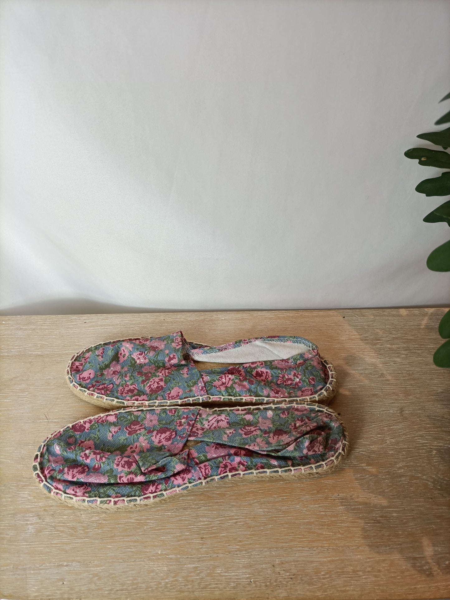 OTRAS. Alpargatas flores T.39