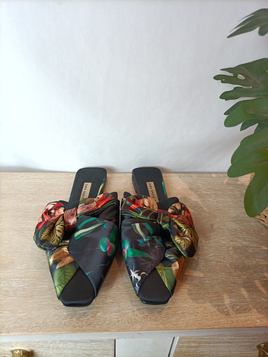 ZARA. Mules negro flores T.38